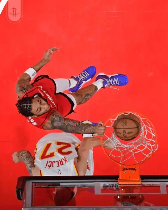 这记扣篮的, 篮在社交媒, 他的传球无 这记扣篮的, 篮在社交媒, 他的传球无